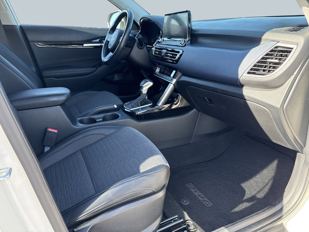 Used 2023 Kia Seltos S w/ Navigation Package FWD image 32
