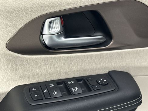Used 2023 Chrysler Voyager LX FWD image 13