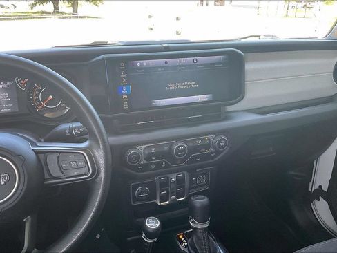 Used 2025 Jeep Gladiator Sport AWD/4WD image 9