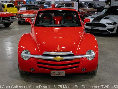 Used 2004 Chevrolet SSR w/ Preferred Equipment Group image 12