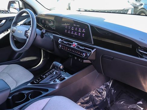 Certified 2025 Kia Niro FWD image 16