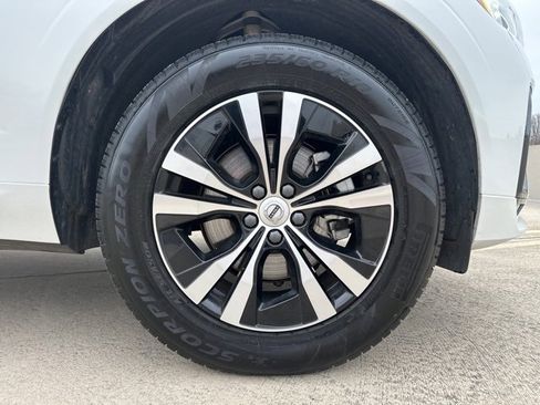 Certified 2025 Volvo XC60 B5 Core image 11