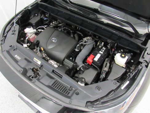 Used 2022 Toyota Highlander XLE AWD/4WD image 24