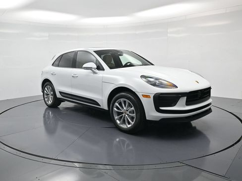 Used 2026 Porsche Macan AWD/4WD image 32