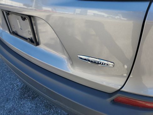 Used 2019 Jeep Cherokee Latitude Plus w/ Cold Weather Group image 7