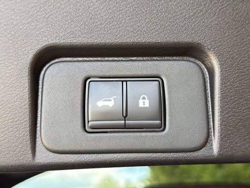 Used 2025 Nissan Rogue SV FWD image 34