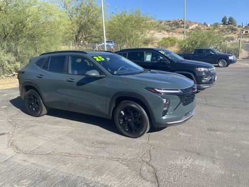 Used 2025 Chevrolet Trax LT FWD image 5