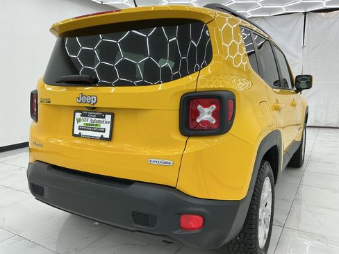Used 2017 Jeep Renegade Latitude w/ Cold Weather Group AWD/4WD image 8