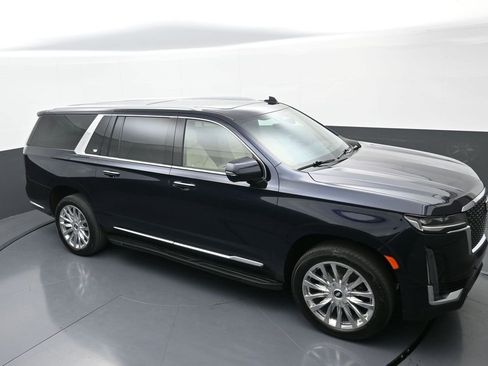 Used 2024 Cadillac Escalade ESV Premium Luxury image 30