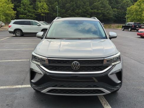 Used 2023 Volkswagen Taos SE FWD image 2
