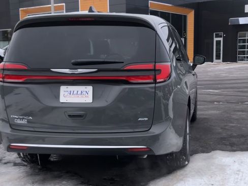 Used 2023 Chrysler Pacifica Touring-L image 7