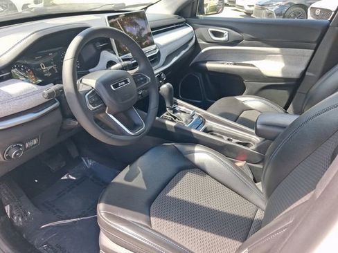 Used 2023 Jeep Compass Latitude image 11