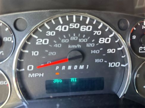 Used 2015 Chevrolet Express 2500 Van 3D w/ Cold Climate Package image 8