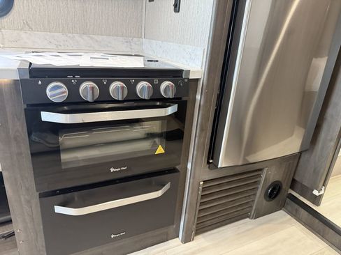 Used 2022 Ford E-450 and Econoline 450 Super Duty w/ Motorhome Prep Package image 61