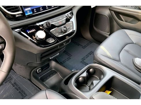 New 2026 Chrysler Pacifica Select image 9