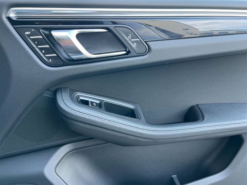 Used 2025 Porsche Macan image 20