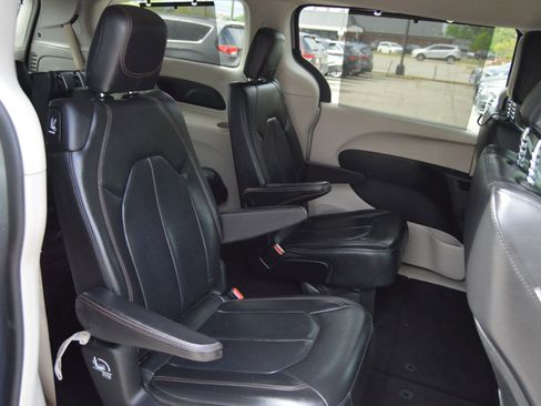Used 2018 Chrysler Pacifica Touring-L w/ Advanced Safetytec Group image 23