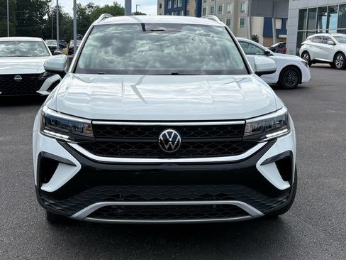 Used 2023 Volkswagen Taos SE FWD image 2