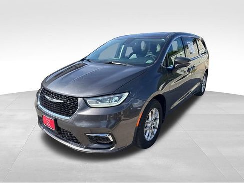 Used 2023 Chrysler Pacifica Touring-L FWD image 4