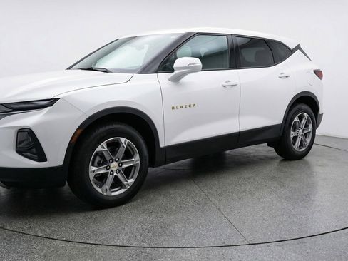 Used 2025 Chevrolet Blazer LT image 3