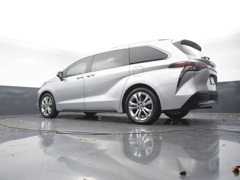 Used 2023 Toyota Sienna Platinum image 44