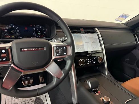 Certified 2025 Land Rover Discovery Dynamic SE image 18