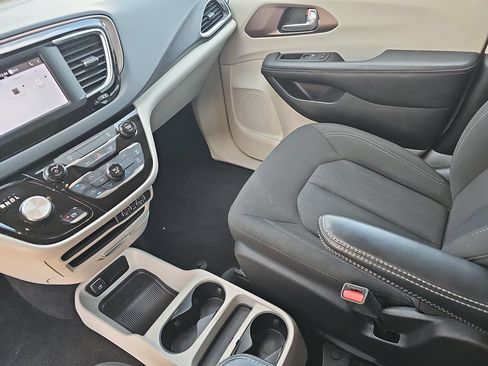 Used 2023 Chrysler Voyager LX FWD image 24