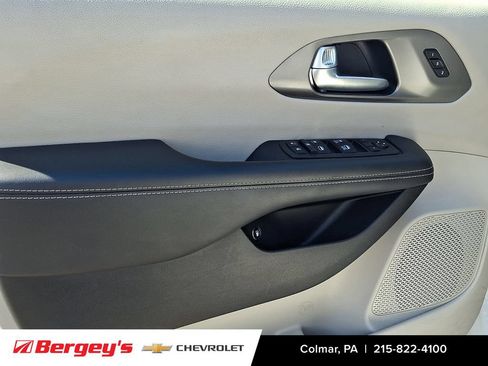 Used 2023 Chrysler Pacifica Touring-L FWD image 14