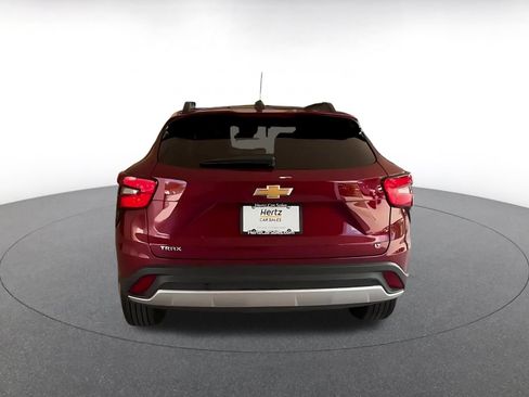 Used 2025 Chevrolet Trax LT w/ LT Convenience Package FWD image 11