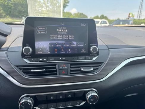 Used 2025 Nissan Altima 2.5 SV FWD image 12