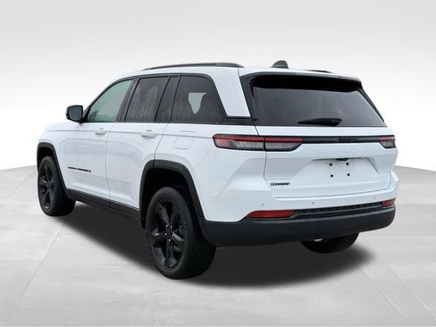 Used 2024 Jeep Grand Cherokee Altitude RWD image 3