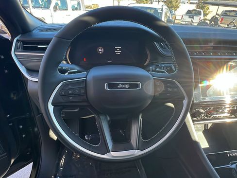 New 2025 Jeep Grand Cherokee Altitude image 19