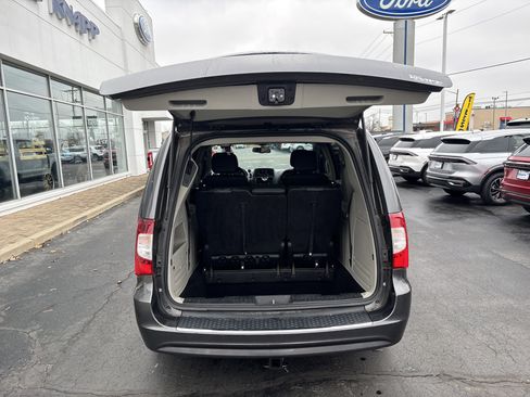 Used 2015 Chrysler Town & Country Touring w/ Driver Convenience Group image 8