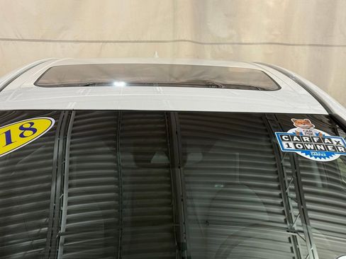 Used 2018 Toyota Camry SE image 19