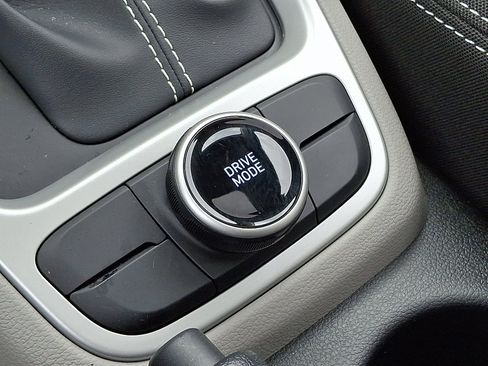 Used 2023 Hyundai Venue SEL image 24