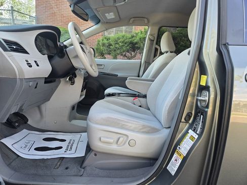 Used 2011 Toyota Sienna LE w/ Towing Pkg FWD image 11