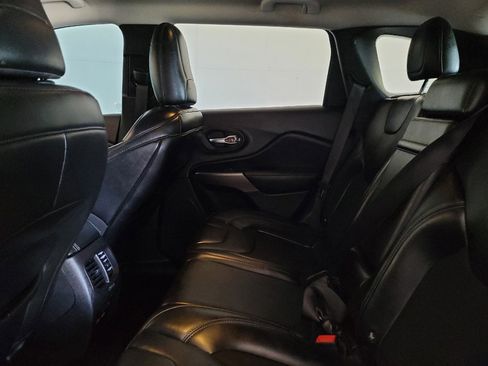 Used 2019 Jeep Cherokee Latitude Plus FWD image 18