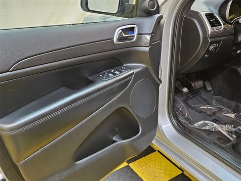 Used 2018 Jeep Grand Cherokee Altitude image 22