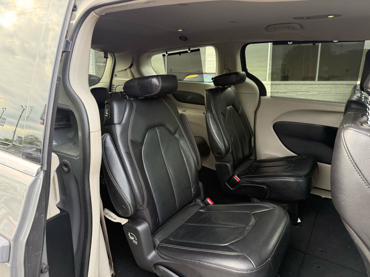 Used 2022 Chrysler Pacifica Touring-L FWD image 13