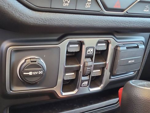 New 2025 Jeep Gladiator Sport image 22