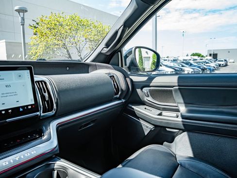 Used 2025 Ford Expedition Max Platinum w/ Stealth Appearance Package AWD/4WD image 27