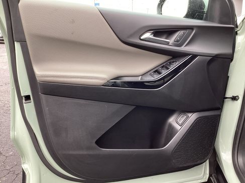 Used 2025 Chevrolet Equinox LT w/ Convenience Package II image 33