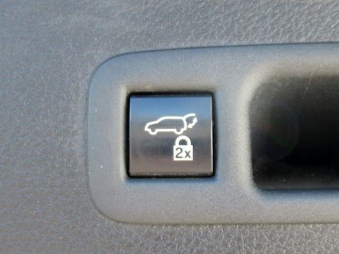 Used 2021 Toyota Sienna Limited image 11