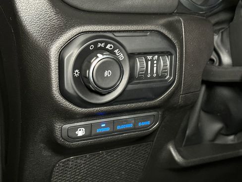 Used 2022 Jeep Wrangler Unlimited Sahara w/ Cold Weather Group AWD/4WD image 20