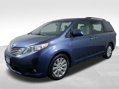 Used 2017 Toyota Sienna XLE image 4