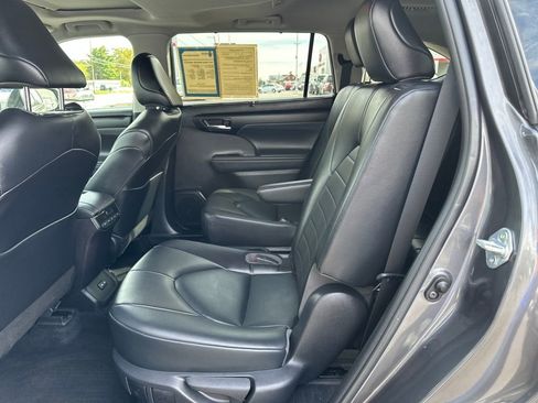Used 2022 Toyota Highlander XLE image 17