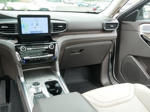 Used 2023 Ford Explorer Platinum w/ Class IV Trailer Tow Package AWD/4WD image 23