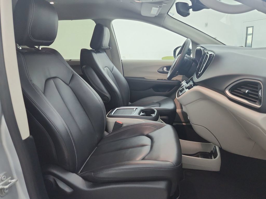 Certified 2024 Chrysler Pacifica Touring-L FWD image 37