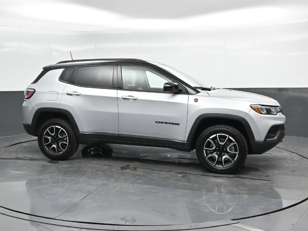 Used 2024 Jeep Compass Trailhawk AWD/4WD image 3