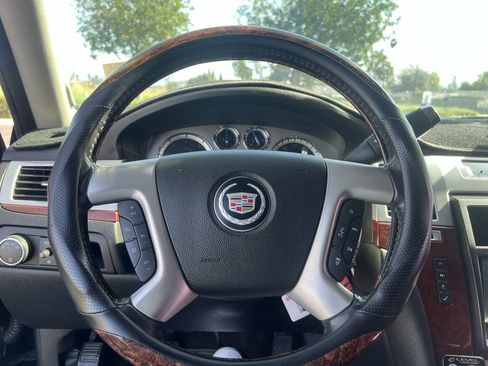 Used 2010 Cadillac Escalade Premium image 23